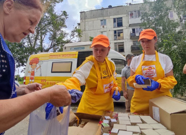 Добровольцы "Пищи Жизни" из России и Донбасса провели совместную акцию помощи местным жителям ко Дню молодежи
